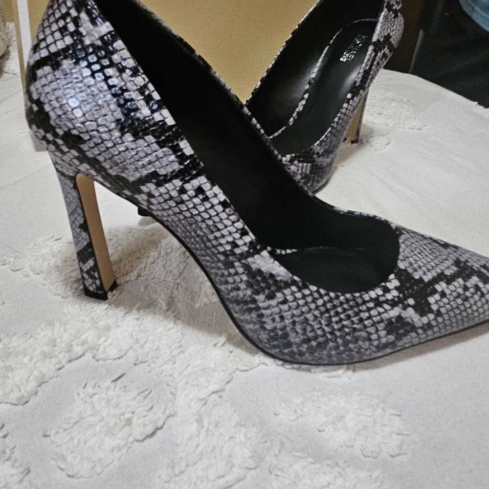 🆕 Michael Kors Amara Serpent Leather Heels. 9.5. NWT in Box! 💥 - Picture 3 of 4
